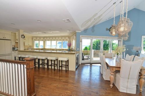 151 Allston Ave, Middletown RI 02842-5803 exterior