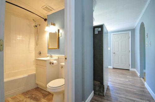 184 St, Windsor CT 06095-2412 exterior