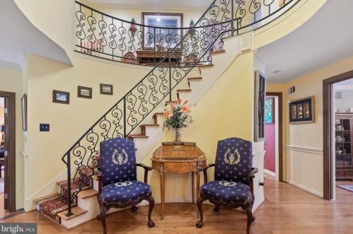 8751 Brook Rd, Mc Lean VA  22102-1507 exterior