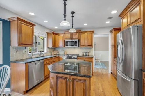 11 Deborah Dr, Morristown NJ 07960-3640 exterior