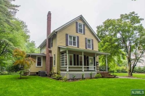 28 Whitman St, Haworth NJ  07641-1933 exterior