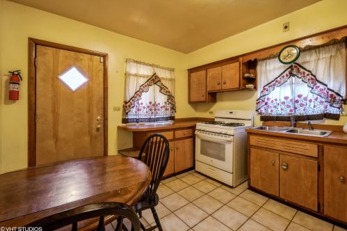 6837 Damen Ave, Chicago, IL 60636-3205