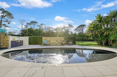 615 Carica Rd, Naples FL 34108-2642 exterior