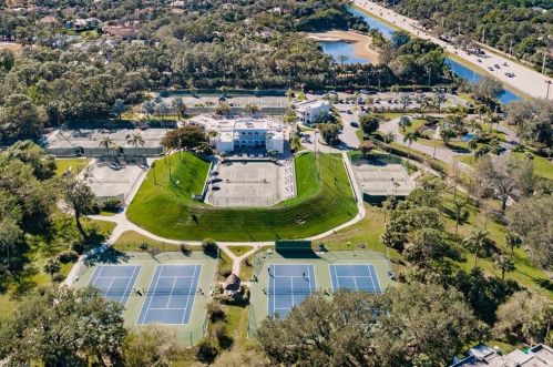 4870 Europa Dr, Naples FL 34105-5602 exterior