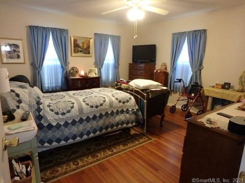 47 Maple St, Manchester CT 06040-5527 exterior