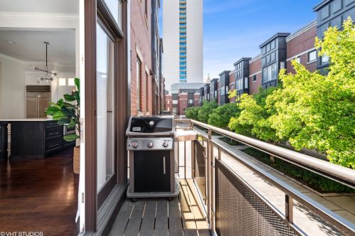 446 Superior St, Chicago IL  60654-3497 exterior