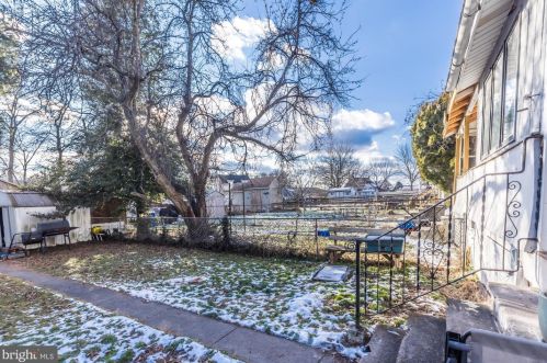 1238 Maple St, Pottstown PA 19464-5822 exterior