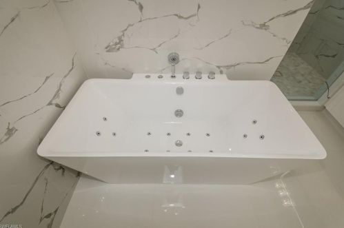 9980 Vanderbilt Dr, Naples FL 34108-2170 exterior