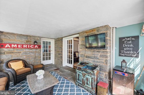 5 Lexington Ave, Pittsburgh PA 15215-3218 exterior