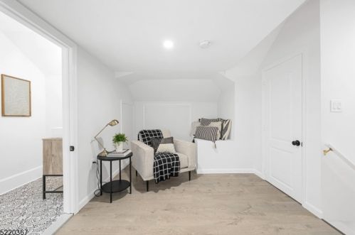 122 Ctr St, Clinton NJ 08809-1318 exterior