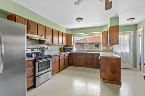 1772 Cross St, Manitowoc, WI 54220-1837