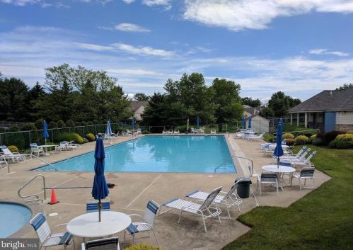 816 Foxmeadow Dr, Limerick PA 19468-1536 exterior