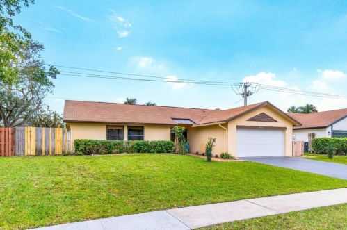 9135 Bedford Dr, Boca Raton FL  33434-5512 exterior