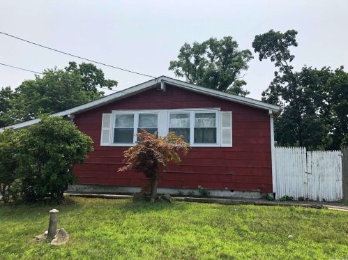 44 Hackmatac St, Central Islip, NY 11722-4723