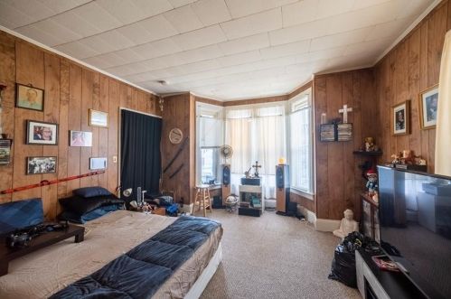 33 Cross St, Woonsocket RI 02895-5852 exterior