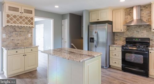 136 Dunsinane Dr, New Castle DE 19720-2323 exterior