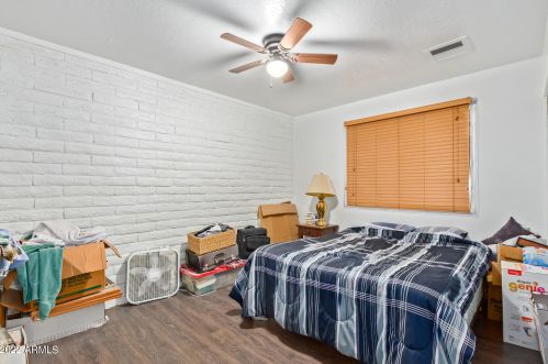 3340 Desert Cv Ave, Phoenix AZ 85028-3514 exterior