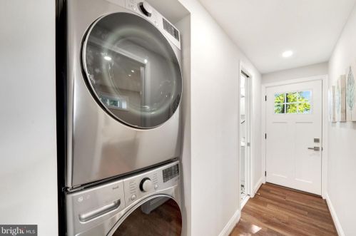 2809 James Dr, Alexandria VA  22303-1338 exterior