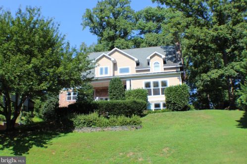 1530 Forest Villa Ln, Mc Lean, VA 22101-4130