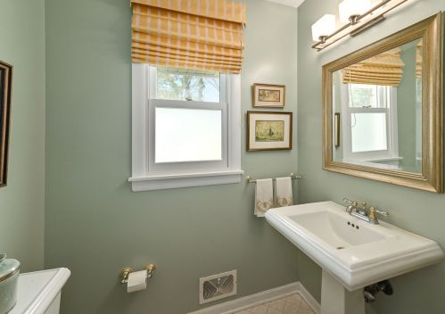 6855 Lk Dr, Milwaukee WI 53217-3622 exterior