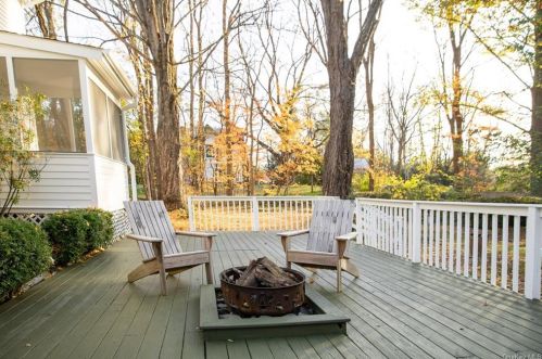 95 Old Post Rd, Red Hook NY 12571-2219 exterior