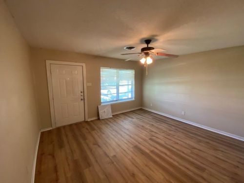 2712 Rochelle Rd, Irving TX  75062-7119 exterior