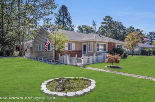 7 Mallard St, Lakehurst, NJ 08759-5116