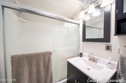 941 Northlawn St, Grand Rapids MI 49505-3717 exterior