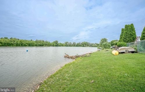 42 Hamilton Lk Dr, Trenton NJ 08619-3437 exterior