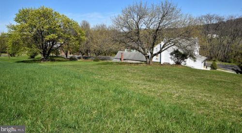 795 Abbottstown Pike, Hanover PA 17331-8235 exterior