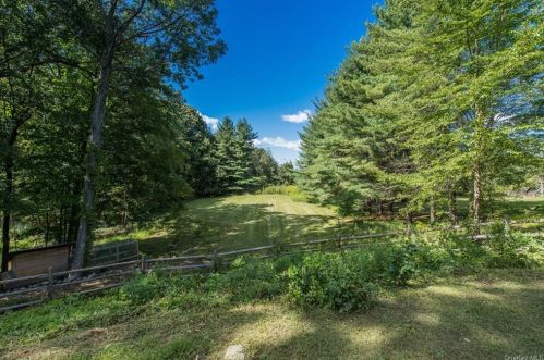 19 Mnr Dr, Poughkeepsie NY 12603-3712 exterior