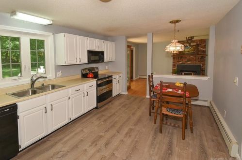 25 Ridgeview Ln, Enfield CT 06082-2563 exterior