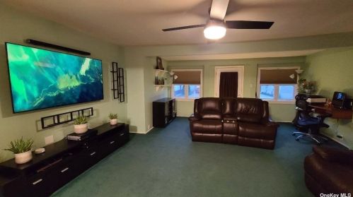 71 Cambridge St, Valley Stream, NY 11581-1805