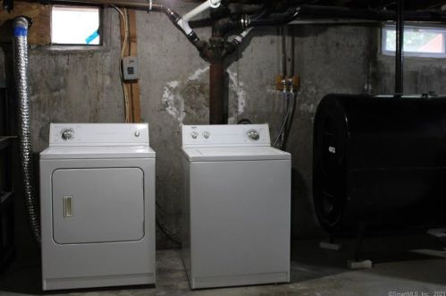 5 Play Rd, Enfield CT 06082-5148 exterior