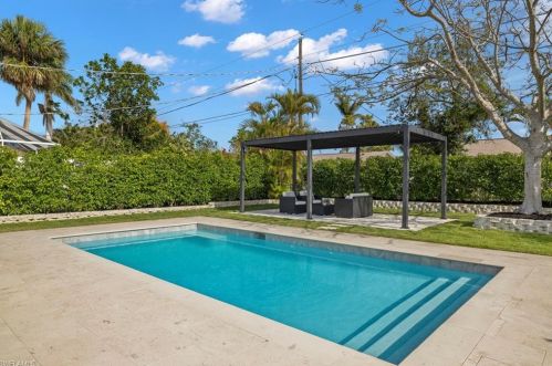 673 97 Ave, Naples FL 34108-2280 exterior