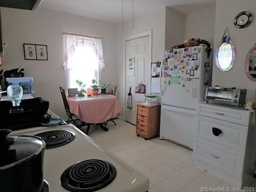 47 Maple St, Manchester CT 06040-5527 exterior