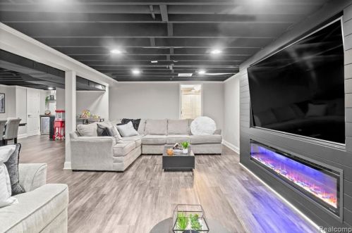 6126 Cambourne Rd, Dearborn Heights MI 48127-3916 exterior