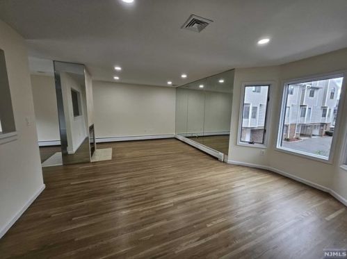 133 Roosevelt Pl, Palisades Park, NJ 07650-1119