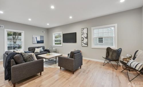 13 Albany St, Edison NJ  08837-3223 exterior