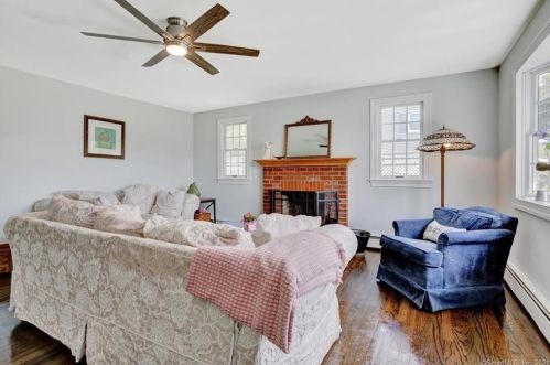 48 Kingsland Ave, Wallingford, CT 06492-3927