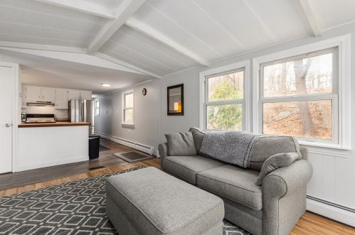 20 Bay Rd, Newmarket NH 03857-1728 exterior