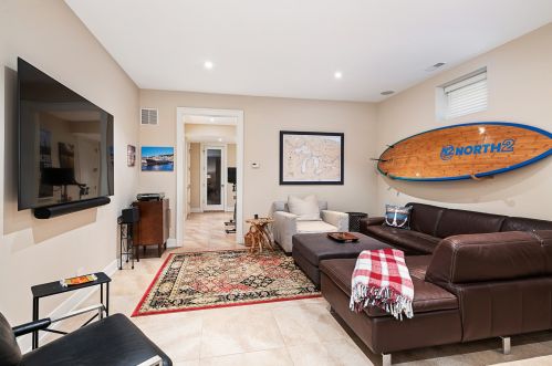 819 Castlewood Ter, Chicago IL  60640-4216 exterior