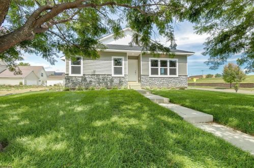 2713 Faulkner Dr, Chaska, MN 55318-4101