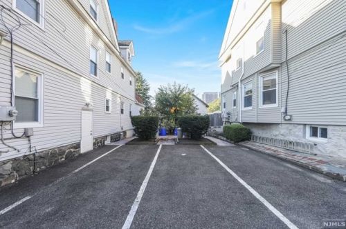 18 Valley Pl, Edgewater NJ  07020-1312 exterior