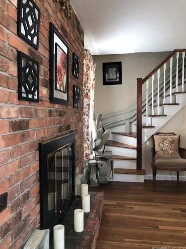 25 Pearl St, Windsor Locks CT 06096-1421 exterior