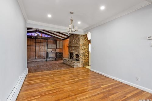 1081 Chestnut St, Valley Stream NY  11580-2157 exterior