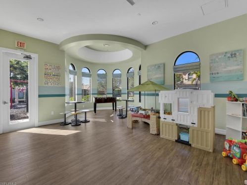 1641 Serrano Cir, Naples FL 34105-4953 exterior