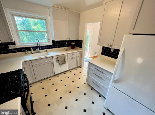 5027 Eskridge Ter, Washington DC  20016-3444 exterior