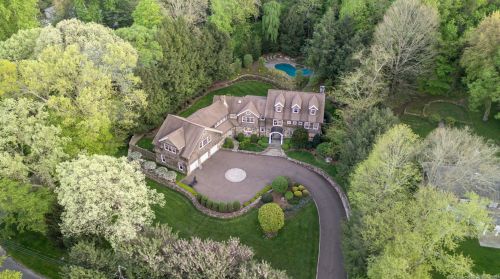 19 Pequot Trl, Westport CT 06880-2929 exterior