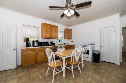 2 Maxwell Ct, Worcester MA 01607-1016 exterior